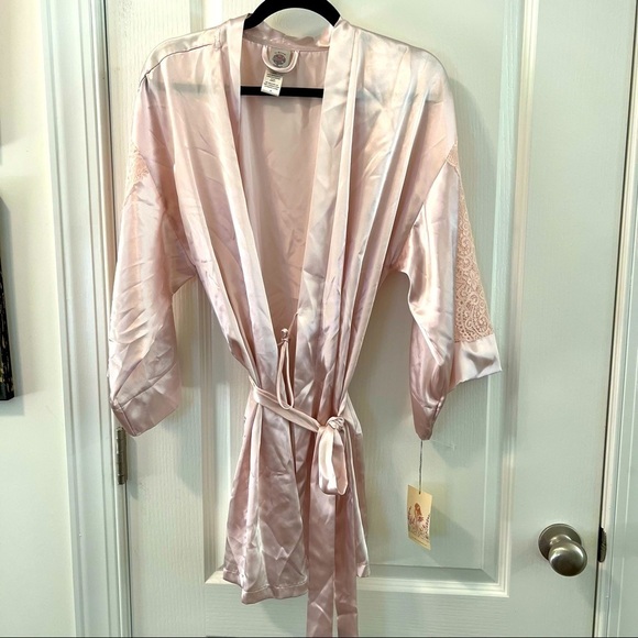 NWT In Bloom Pink Satin Robe Lace Inset Sleeves Kimono Mid Thigh Size Small - Picture 2 of 12